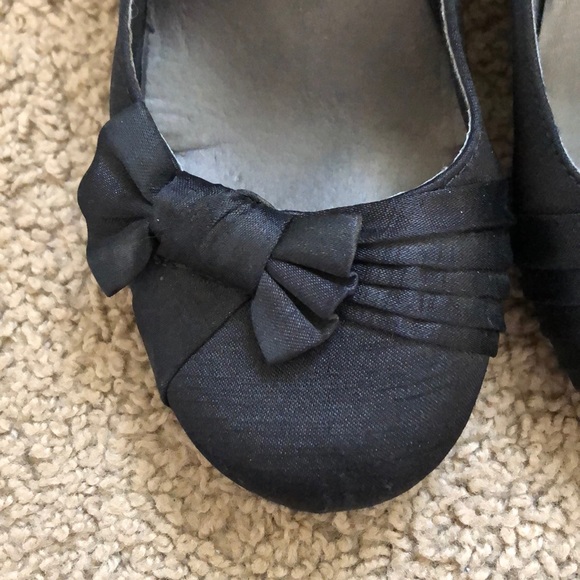 2” black SO heels with bow embellishment - Picture 4 of 4